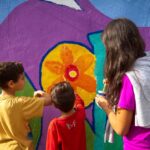 Niños pintando un mural