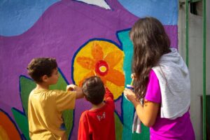 Niños pintando un mural